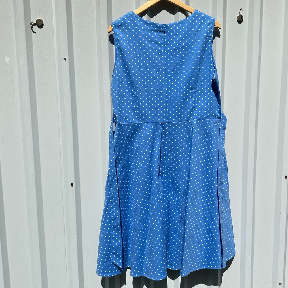 Sleeveless flare dress - Picture 2 of 9